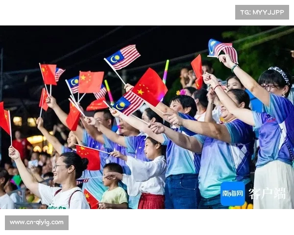 球迷现场助威，营造热烈比赛氛围
