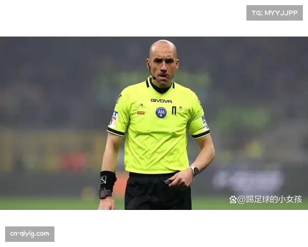 转播镜头捕捉：门兴格拉德巴赫教练席频繁使用战术板布置低位防守阵型调整